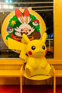 Bangkok, Tayland. * 18 Aralık 2023: Orta Dünya Alışveriş Merkezi 'nde turist ve markaların katıldığı bir Noel Pokemonu
