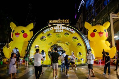 Bangkok, Tayland. * 18 Aralık 2023: Orta Dünya Alışveriş Merkezi 'nde turist ve markaların katıldığı bir Noel Pokemonu