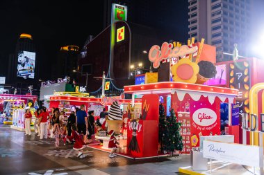 Bangkok, Tayland. * 18 Aralık 2023: Orta Dünya Alışveriş Merkezi 'nde turist ve markaların katıldığı bir Noel Pokemonu