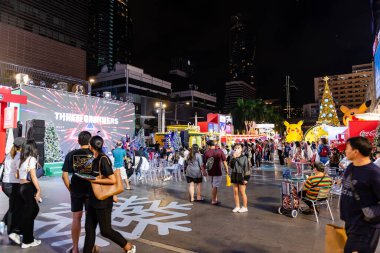 Bangkok, Tayland. * 18 Aralık 2023: Orta Dünya Alışveriş Merkezi 'nde turist ve markaların katıldığı çevre Noel konsepti