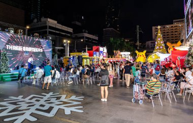 Bangkok, Tayland. * 18 Aralık 2023: Orta Dünya Alışveriş Merkezi 'nde turist ve markaların katıldığı çevre Noel konsepti