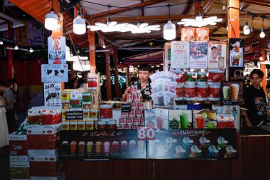 Bangkok, Tayland. * 18 Aralık 2023: Orta Dünya Alışveriş Merkezi 'nde turist ve markaların katıldığı çevre Noel konsepti