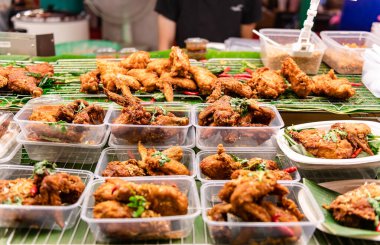 Bangkok, Tayland. * 18 Aralık 2023: Orta Dünya Alışveriş Merkezi 'nde turist ve markaların katıldığı çevre Noel konsepti