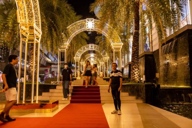 Bangkok, Tayland. - 18 Aralık 2023: Siam Paragon 'da turistlerle birlikte güzel fotoğraflar çektirmek için gelen çevre