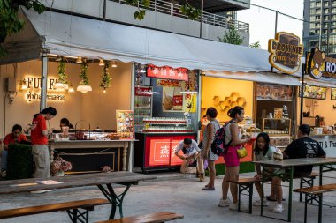 Bangkok, Tayland. Jodd Fair, Central Rama 9 'un arkasında Tayland sokak yemekleri ve hediyelik eşya satan popüler bir gece marketi..