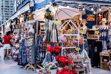 Bangkok, Tayland. Jodd Fair, Central Rama 9 'un arkasında Tayland sokak yemekleri ve hediyelik eşya satan popüler bir gece marketi..