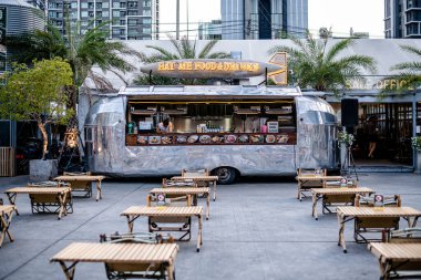 Bangkok, Tayland. Jodd Fair, Central Rama 9 'un arkasında Tayland sokak yemekleri ve hediyelik eşya satan popüler bir gece marketi..