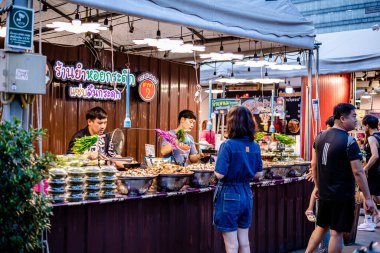 Bangkok, Tayland. Jodd Fair, Central Rama 9 'un arkasında Tayland sokak yemekleri ve hediyelik eşya satan popüler bir gece marketi..