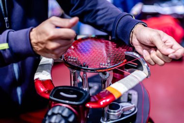 Bangkok 'taki Merkez Rama 9' daki Süper Spor Dükkanı 'nda raket dokuma makinesine badminton raketi bağlıyorum..