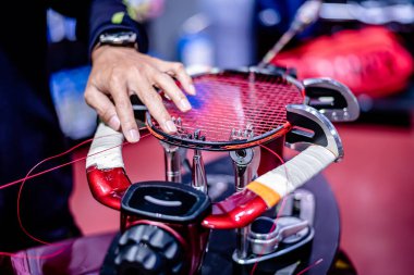 Bangkok 'taki Merkez Rama 9' daki Süper Spor Dükkanı 'nda raket dokuma makinesine badminton raketi bağlıyorum..