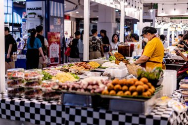 Bangkok, Tayland. Jodd Fair, Central Rama 9 'un arkasında Tayland sokak yemekleri ve hediyelik eşya satan popüler bir gece marketi..