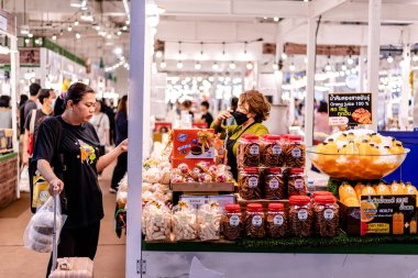 Bangkok, Tayland. Jodd Fair, Central Rama 9 'un arkasında Tayland sokak yemekleri ve hediyelik eşya satan popüler bir gece marketi..