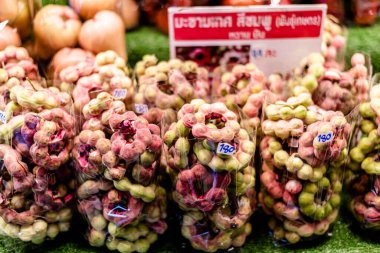 Bangkok, Tayland. Jodd Fair, Central Rama 9 'un arkasında Tayland sokak yemekleri ve hediyelik eşya satan popüler bir gece marketi..