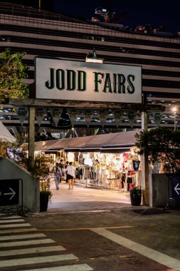 Bangkok, Tayland. Jodd Fair, Central Rama 9 'un arkasında Tayland sokak yemekleri ve hediyelik eşya satan popüler bir gece marketi..