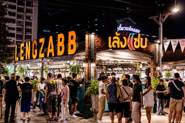 Bangkok, Tayland. Jodd Fair, Central Rama 9 'un arkasında Tayland sokak yemekleri ve hediyelik eşya satan popüler bir gece marketi..