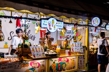 Bangkok, Tayland. Jodd Fair, Central Rama 9 'un arkasında Tayland sokak yemekleri ve hediyelik eşya satan popüler bir gece marketi..