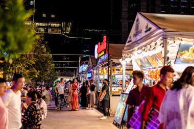 Bangkok, Tayland. Jodd Fair, Central Rama 9 'un arkasında Tayland sokak yemekleri ve hediyelik eşya satan popüler bir gece marketi..