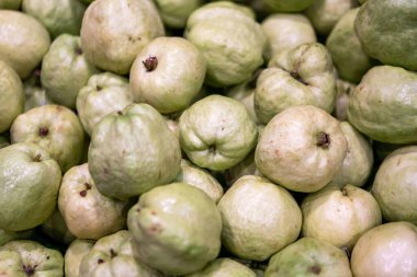 Tayland sokak yiyecekleri pazarda taze guava satılıyor.