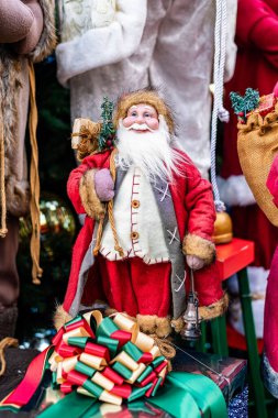 Noel Baba grupta mı yoksa Noel ağacı süslemelerinin önünde Noel oyuncakları, balolar ve hediye kutularıyla tek başına mı?.