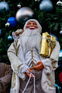 Noel Baba grupta mı yoksa Noel ağacı süslemelerinin önünde Noel oyuncakları, balolar ve hediye kutularıyla tek başına mı?.