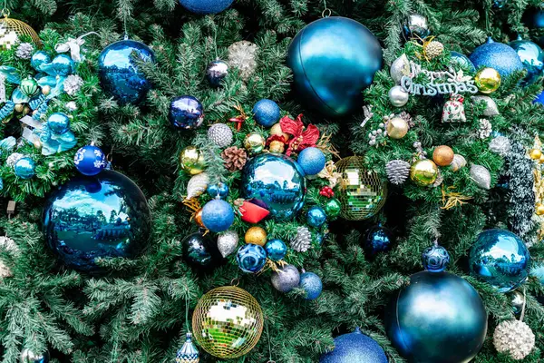 Fondo Del Árbol Navidad Tiro Cerca Con Bonitos Juguetes Decorativos Imagen de archivo