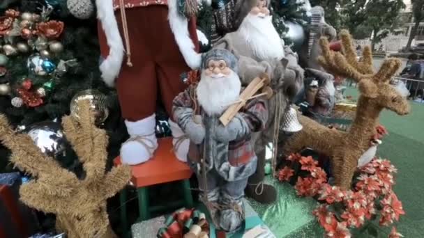 Санта Клаус Перед Елкой Красивыми Орнаментами — стоковое видео