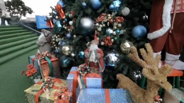 Kerstman Voor Kerstboom Met Mooie Ornamenten — Stockvideo