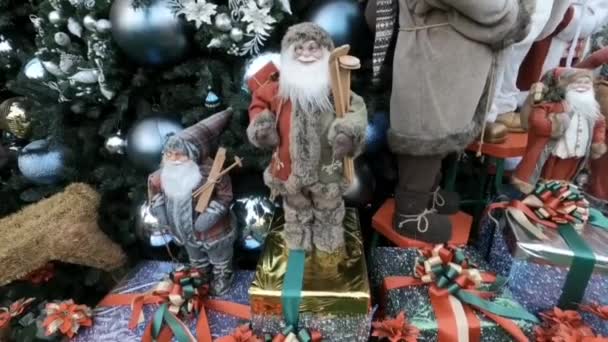 Der Weihnachtsmann Vor Dem Weihnachtsbaum Mit Schönen Ornamenten — Stockvideo