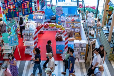 Bangkok, Tayland. * 26 Aralık 2023: EMSPhere 'in içinde Sukhumvit bölgesinde yeni Plaza mağazaları olan Xmas ortamı. İnsanlar alışveriş yapmayı ve yemek yemeyi sever.