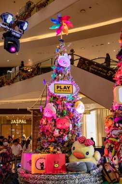 Bangkok, Tayland. - 10 Aralık 2022: Icon Siyam 'da Noel sezonu, etrafta fotoğraf ve video çekmeye gelen turist ve müşteriler arasında 5. yıl dönümünü kutlayın..