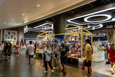 Bangkok, Tayland. - 22 Aralık 2023: Icon Siyam 'da Noel sezonu, etrafta fotoğraf ve video çekmeye gelen turist ve müşteriler arasında 5. yıl dönümünü kutluyoruz..