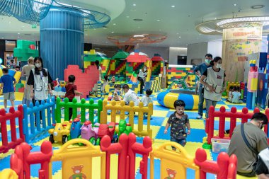 Bangkok, Tayland. - 22 Aralık 2023: Icon Siyam 'da Noel sezonu, etrafta fotoğraf ve video çekmeye gelen turist ve müşteriler arasında 5. yıl dönümünü kutluyoruz..