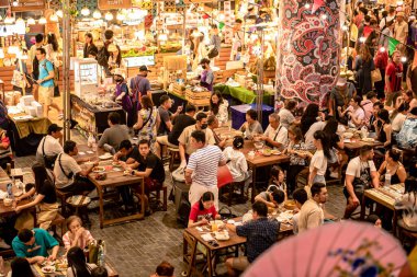 Bangkok, Tayland. - 10 Aralık 2023: Icon Siyam 'da Noel sezonu, etrafta fotoğraf ve video çekmeye gelen turist ve müşteriler arasında 5. yıl dönümünü kutluyoruz..