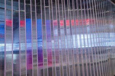 Plastik akrilik perdedeki arkaplan dokusu ve arkadan hafif bokeh etkisi