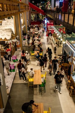 Bangkok, Tayland. * 26 Aralık 2023: EMSPhere 'in içinde Sukhumvit bölgesinde yeni Plaza mağazaları olan Xmas ortamı. İnsanlar alışveriş yapmayı ve yemek yemeyi sever.