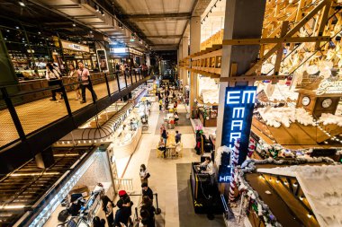 Bangkok, Tayland. * 26 Aralık 2023: EMSPhere 'in içinde Sukhumvit bölgesinde yeni Plaza mağazaları olan Xmas ortamı. İnsanlar alışveriş yapmayı ve yemek yemeyi sever.