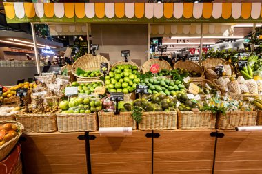 Bangkok, Tayland. * 26 Aralık 2023: EMSPhere 'in içinde Sukhumvit bölgesinde yeni Plaza mağazaları olan Xmas ortamı. İnsanlar alışveriş yapmayı ve yemek yemeyi sever.