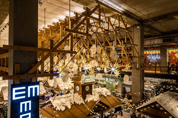 Bangkok, Tayland. * 26 Aralık 2023: EMSPhere 'in içinde Sukhumvit bölgesinde yeni Plaza mağazaları olan Xmas ortamı. İnsanlar alışveriş yapmayı ve yemek yemeyi sever.