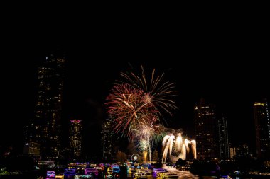 2024 yılını kutlamak için havai fişek gösterisi Chao Praya Nehri boyunca gece sahnesi ile Bangkok, Tayland 'daki Asitik kentinde.