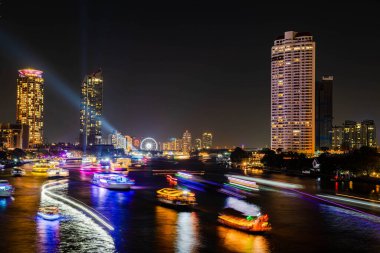 Chao Praya nehri boyunca gece ışığı manzarası, Tayland 'ın Bangkok şehrindeki Asya' nın dönüm noktasında yeni yıl arifesini kutlamak için birkaç tekne geliyor..