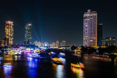 Chao Praya nehri boyunca gece ışığı manzarası, Tayland 'ın Bangkok şehrindeki Asya' nın dönüm noktasında yeni yıl arifesini kutlamak için birkaç tekne geliyor..
