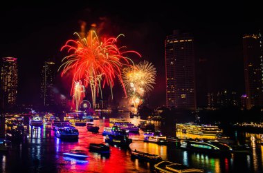 2024 yılını kutlamak için havai fişek gösterisi Chao Praya Nehri boyunca gece sahnesi ile Bangkok, Tayland 'daki Asitik kentinde.