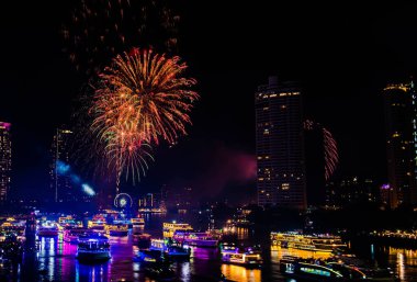 2024 yılını kutlamak için havai fişek gösterisi Chao Praya Nehri boyunca gece sahnesi ile Bangkok, Tayland 'daki Asitik kentinde.