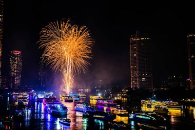 2024 yılını kutlamak için havai fişek gösterisi Chao Praya Nehri boyunca gece sahnesi ile Bangkok, Tayland 'daki Asitik kentinde.