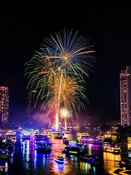 2024 yılını kutlamak için havai fişek gösterisi Chao Praya Nehri boyunca gece sahnesi ile Bangkok, Tayland 'daki Asitik kentinde.