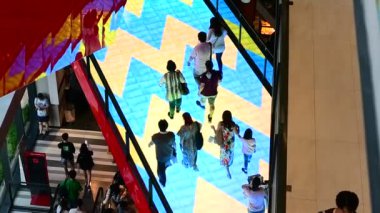 Bangkok, Tayland. - 1 Aralık 2024: Sukhumvit bölgesindeki yeni EMSPhere mağazasının Xmas mevsimi ortamı. İnsanlar alışveriş yapmayı ve burada yemek yemeyi seviyor, mutlu bir şekilde..