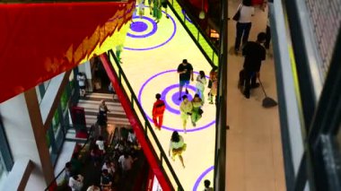 Bangkok, Tayland. - 1 Aralık 2024: Sukhumvit bölgesindeki yeni EMSPhere mağazasının Xmas mevsimi ortamı. İnsanlar alışveriş yapmayı ve burada yemek yemeyi seviyor, mutlu bir şekilde..