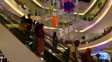 Bangkok, Tayland - 3 Ocak 2024: Simge Siyam iç görünümü, Bangkok 'taki en iyi alışveriş merkezi