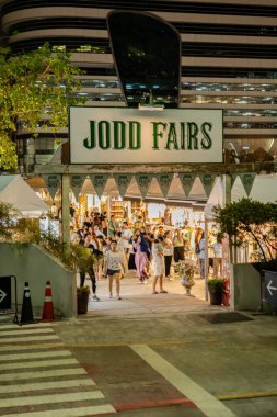 Jodd Fair 'in görüşü, müşteriler ve turistler için Tayland sokak yiyecekleri ve hediyelik eşyalar satan en popüler gece marketlerinden biri. Bangkok, Tayland. - 13 Kasım 2024.