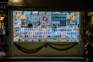 Jodd Fair 'in görüşü, müşteriler ve turistler için Tayland sokak yiyecekleri ve hediyelik eşyalar satan en popüler gece marketlerinden biri. Bangkok, Tayland. - 13 Kasım 2024.